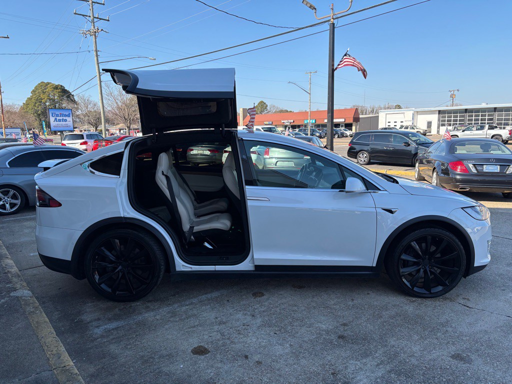2020 Tesla Model X Image 10