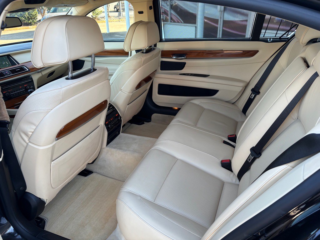 2015 BMW 7 Series Image 10
