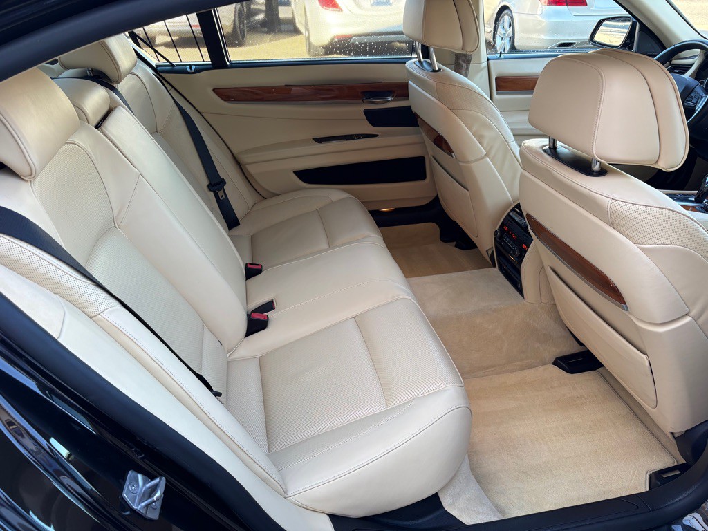 2015 BMW 7 Series Image 12