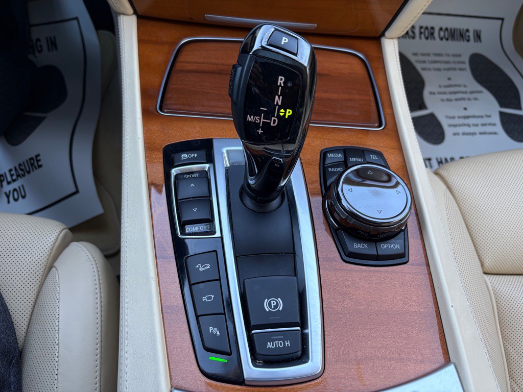 2015 BMW 7 Series Image 24