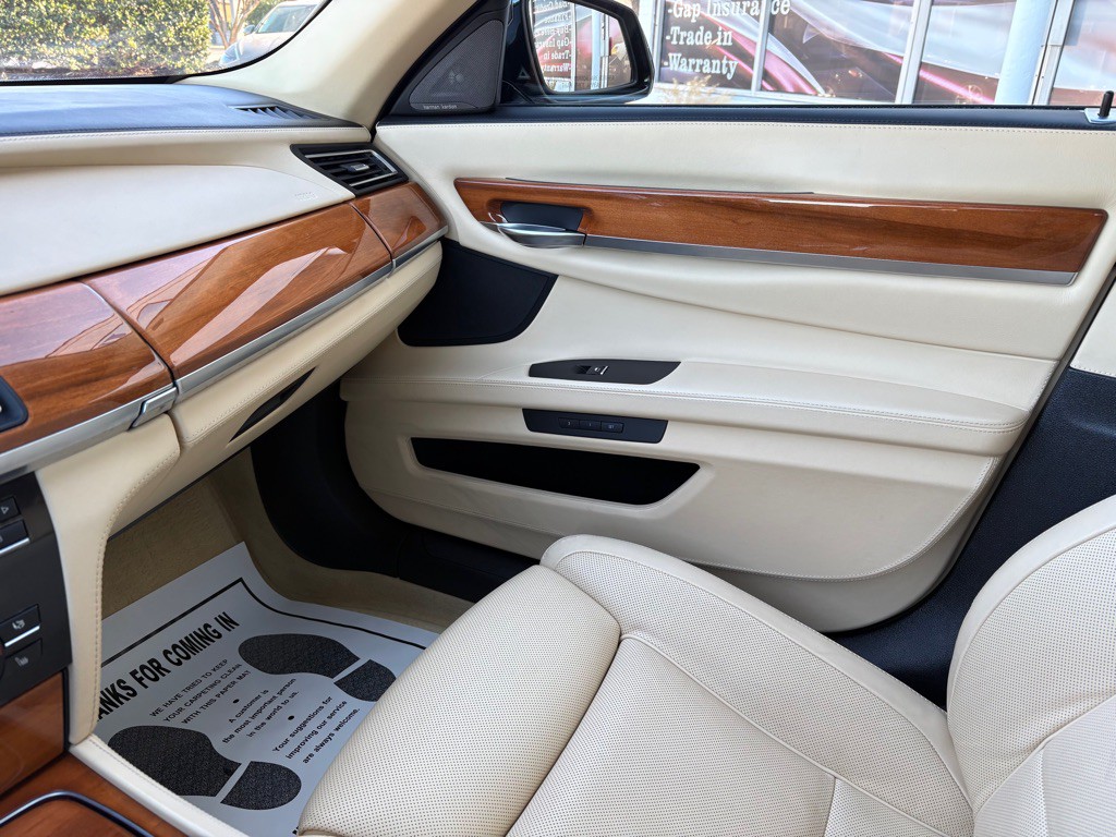 2015 BMW 7 Series Image 25