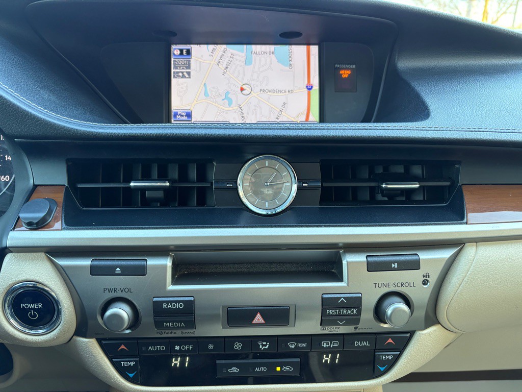 2013 Lexus ES Image 23