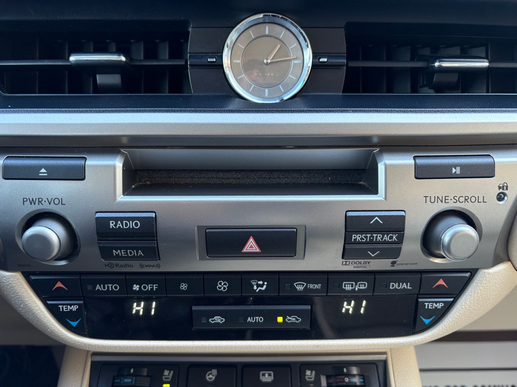 2013 Lexus ES Image 24