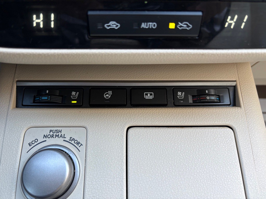 2013 Lexus ES Image 25