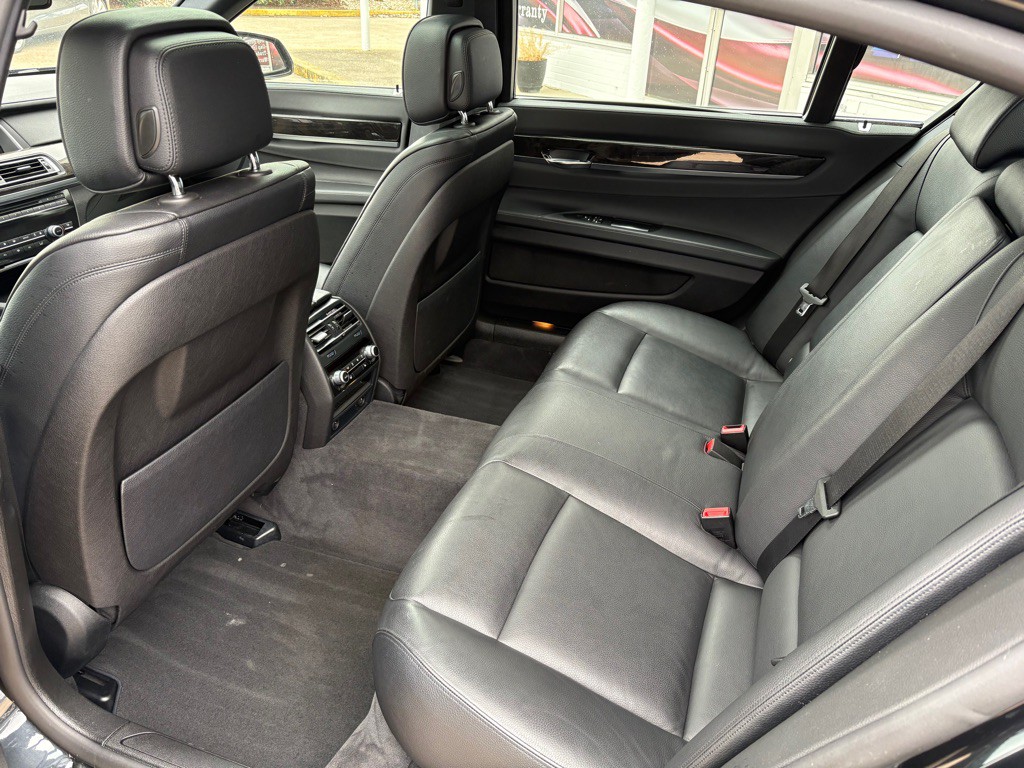 2013 BMW 7 Series Image 11