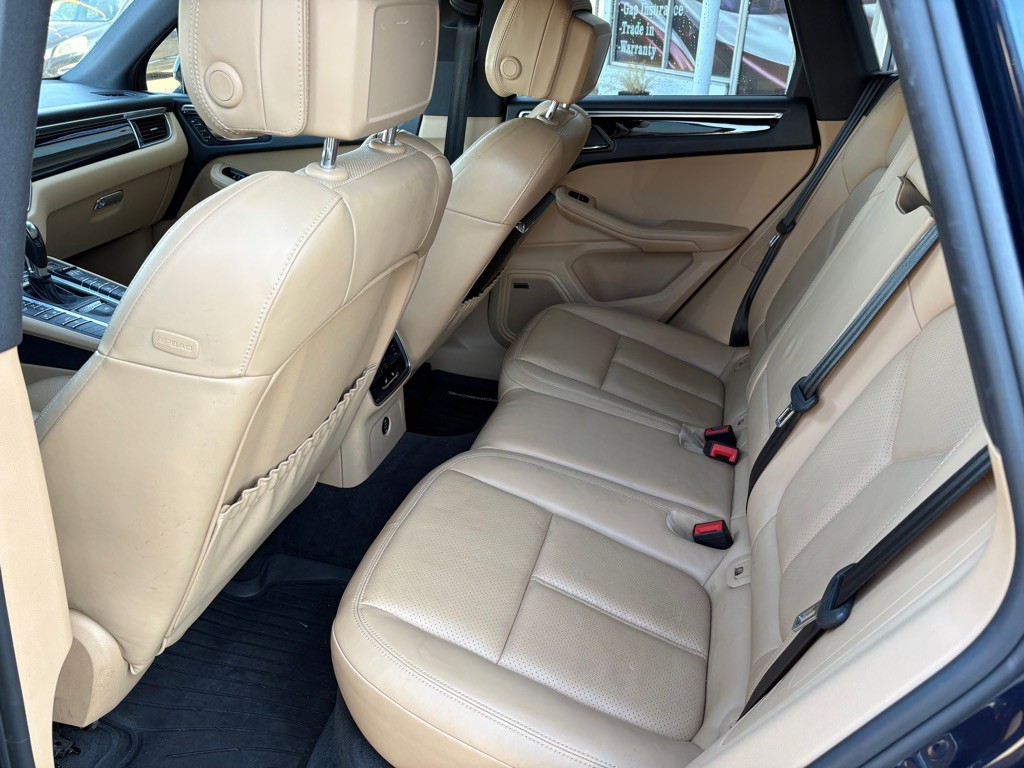 2017 Porsche Macan Image 11
