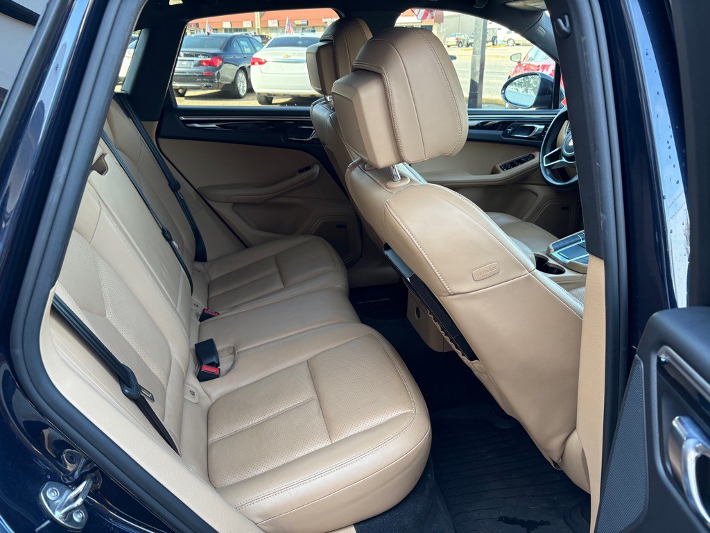 2017 Porsche Macan Image 13