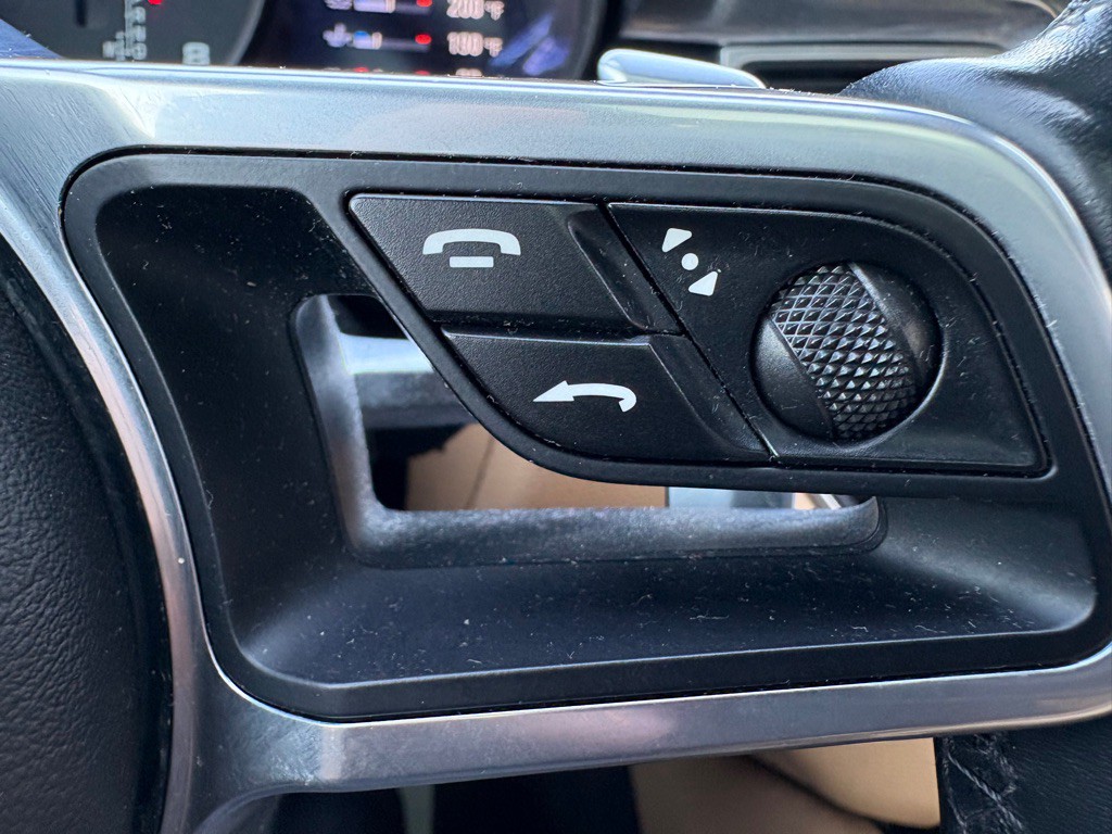 2017 Porsche Macan Image 19