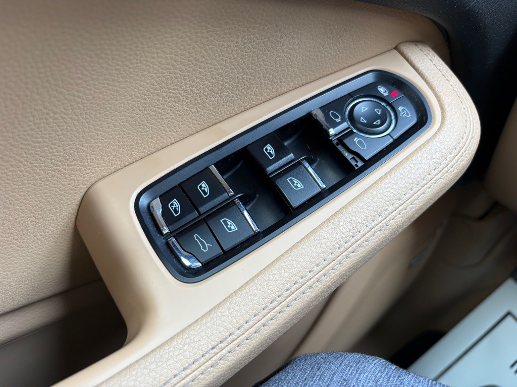 2017 Porsche Macan Image 22