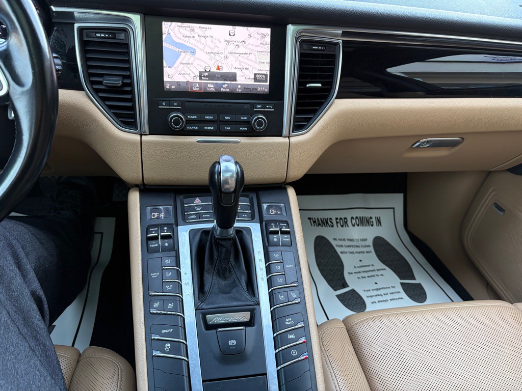 2017 Porsche Macan Image 23