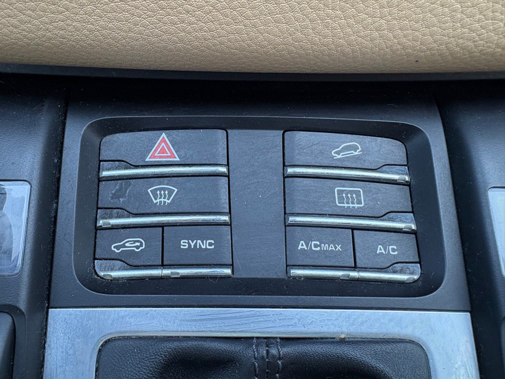 2017 Porsche Macan Image 25