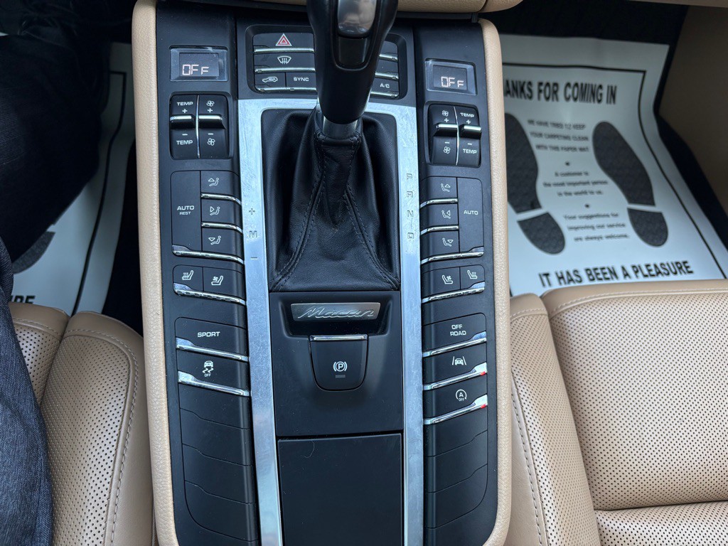 2017 Porsche Macan Image 26