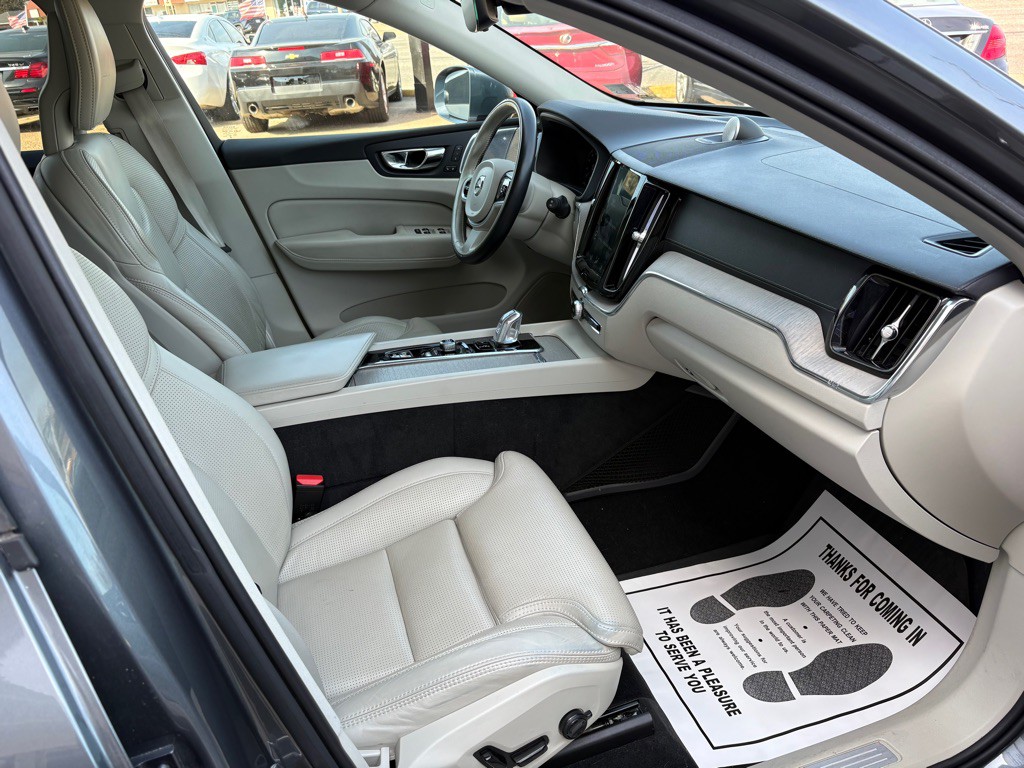 2018 Volvo XC60 Image 15