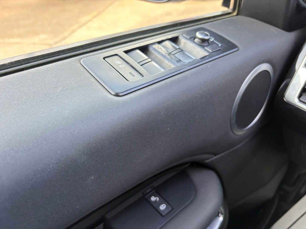 2019 Land Rover Discovery Image 24