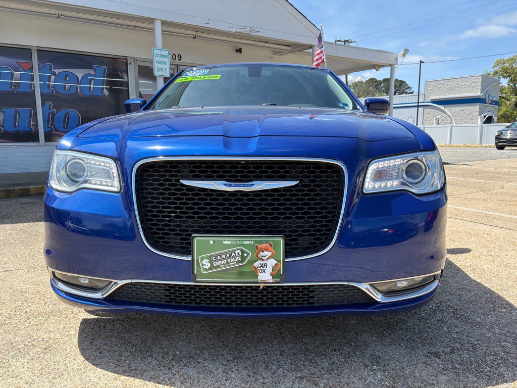 2018 Chrysler 300 Image 2