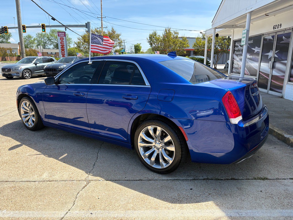 2018 Chrysler 300 Image 4
