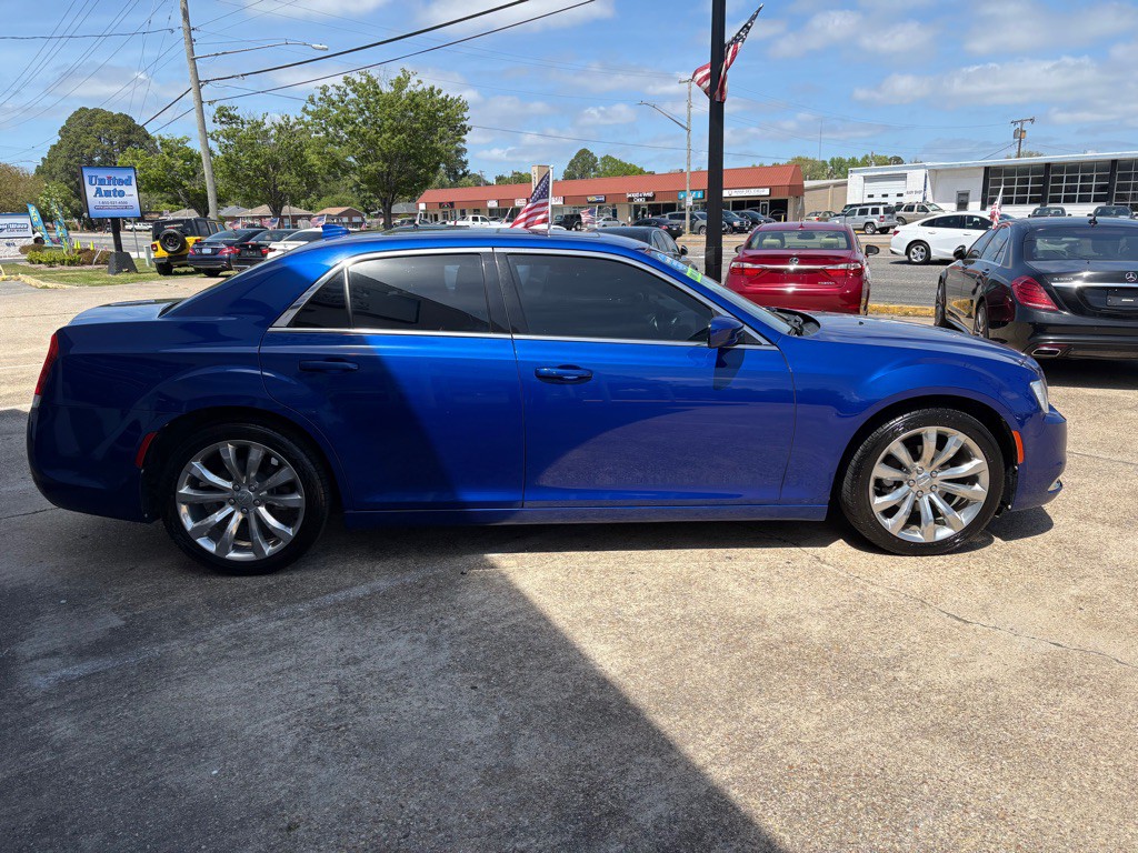 2018 Chrysler 300 Image 8