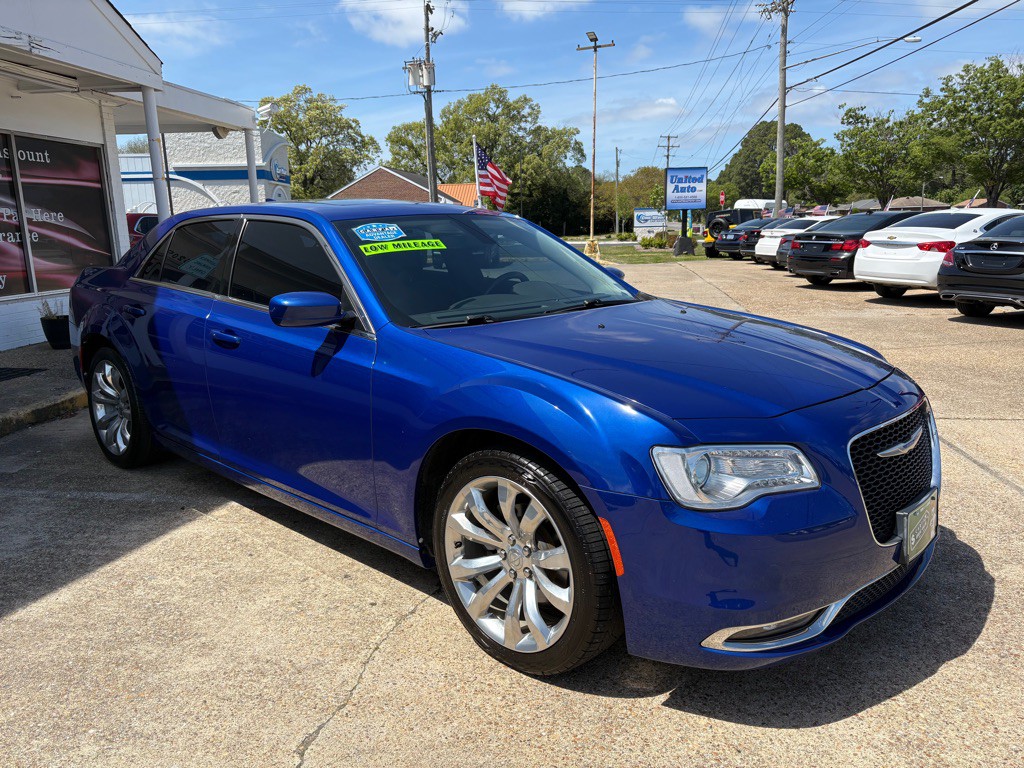 2018 Chrysler 300 Image 9