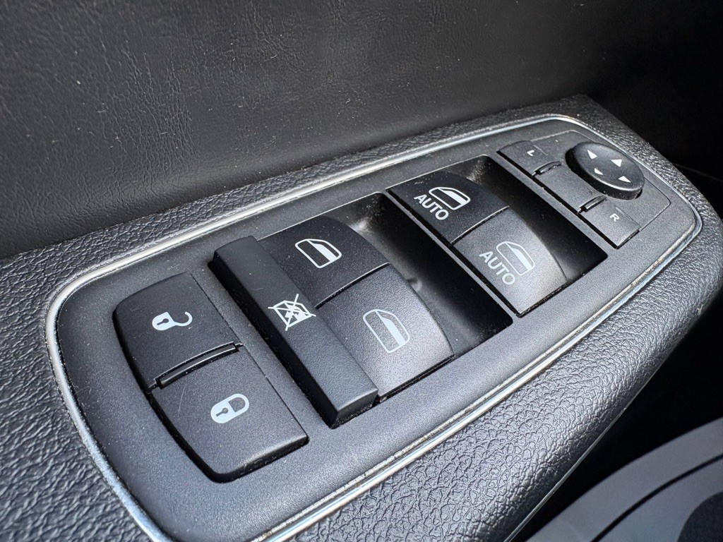 2018 Chrysler 300 Image 22