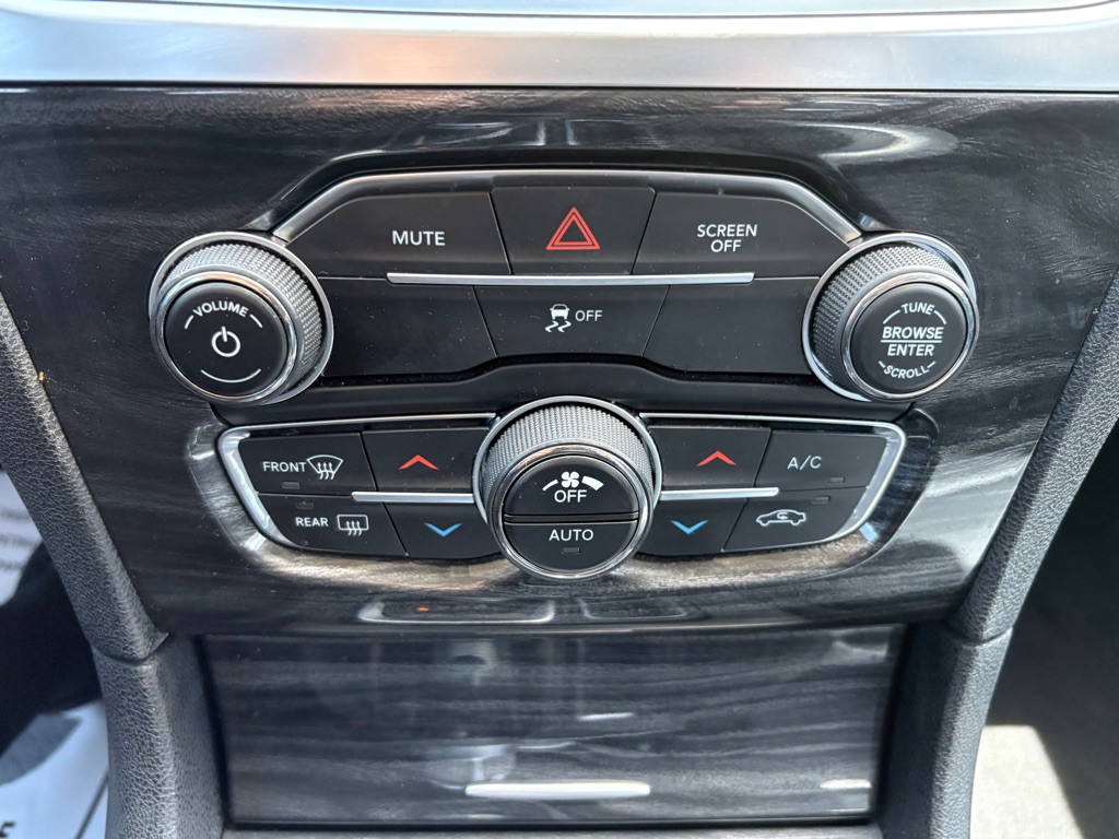 2018 Chrysler 300 Image 24