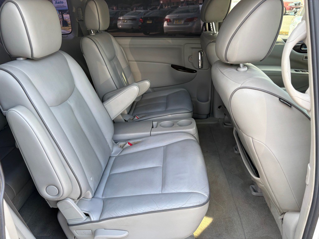 2012 Nissan Quest Image 15