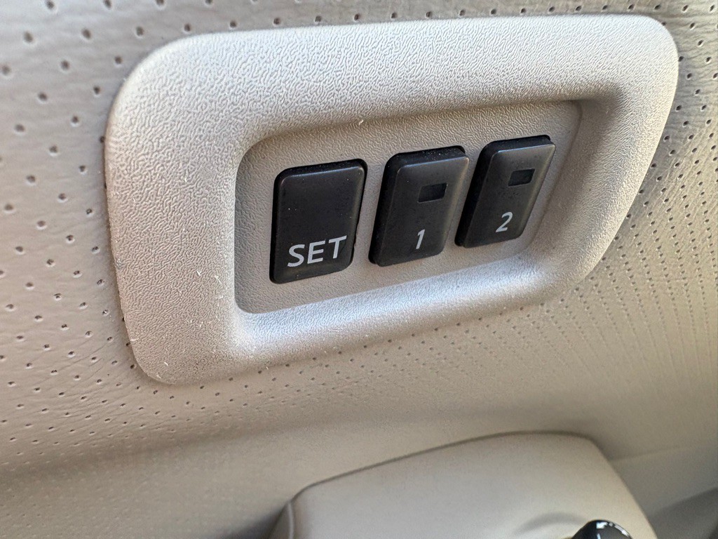 2012 Nissan Quest Image 25