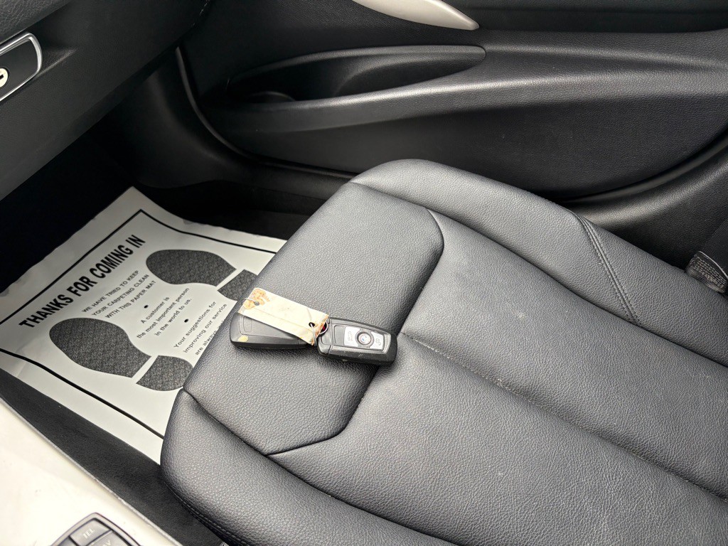 2014 BMW 3 Series Image 25