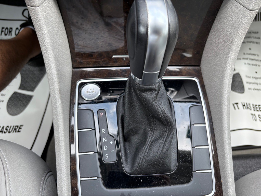 2014 Volkswagen Passat Image 24