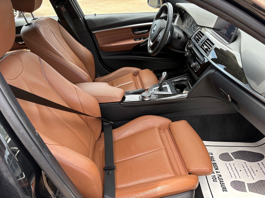 2017 BMW 3 Series Image 14