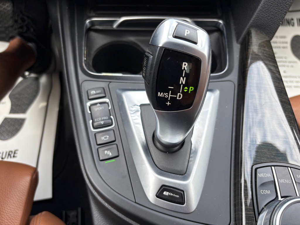 2017 BMW 3 Series Image 24