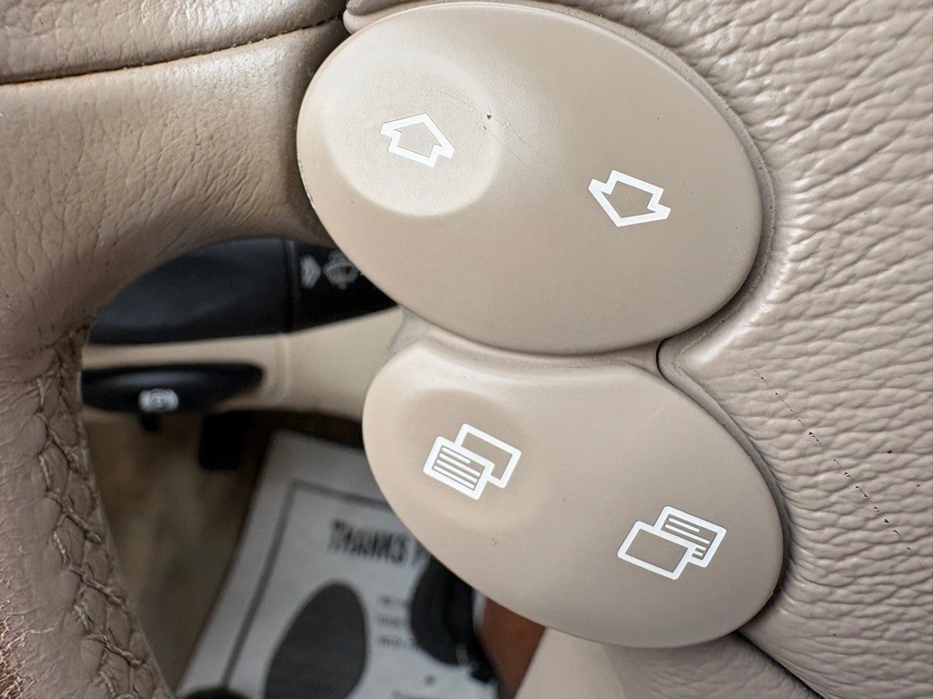 2003 Mercedes-Benz SL-Class Image 18
