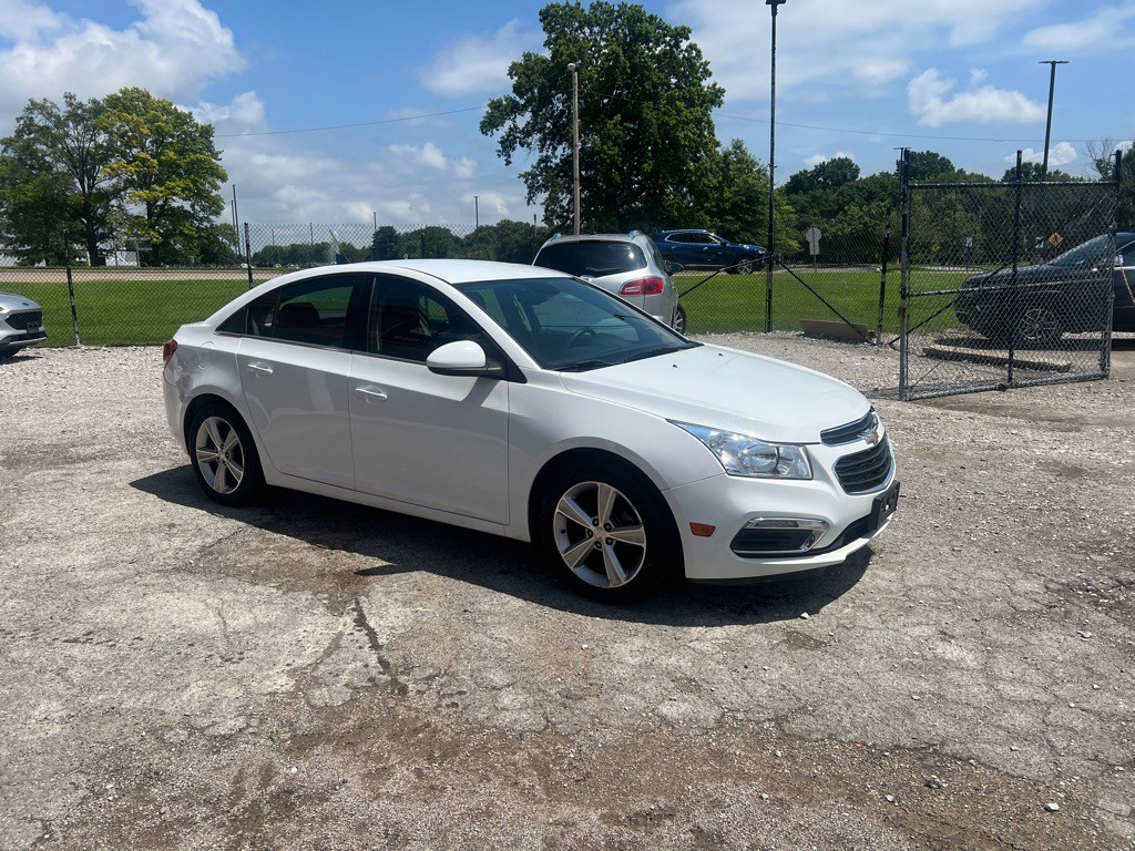 2015 Chevrolet Cruze Image 2