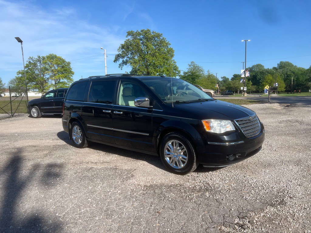 2009 Chrysler Town & Country Image 2