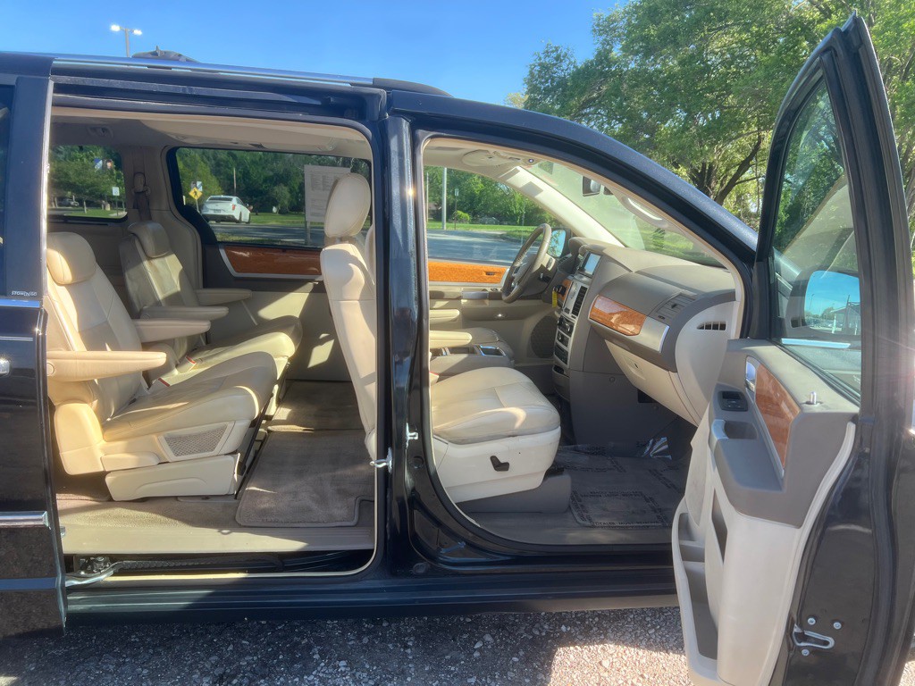 2009 Chrysler Town & Country Image 3