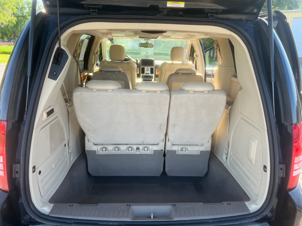 2009 Chrysler Town & Country Image 4