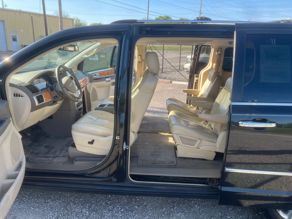 2009 Chrysler Town & Country Image 5