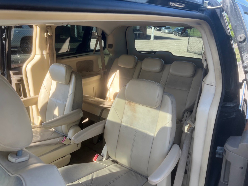 2009 Chrysler Town & Country Image 6