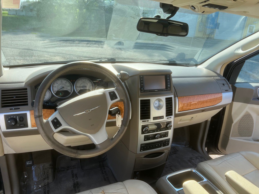 2009 Chrysler Town & Country Image 7