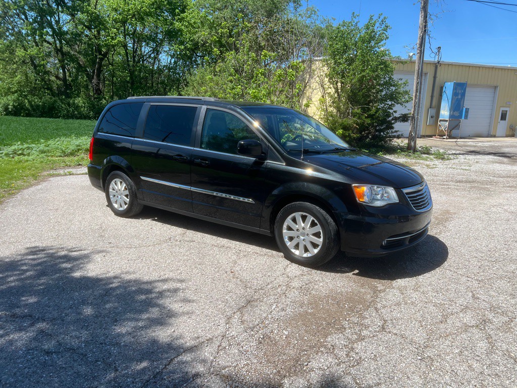 2016 Chrysler Town & Country Image 2
