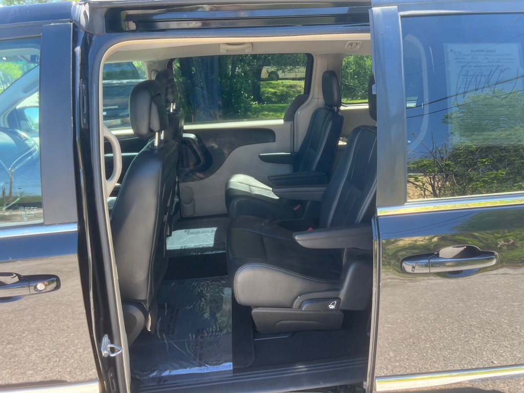 2016 Chrysler Town & Country Image 7