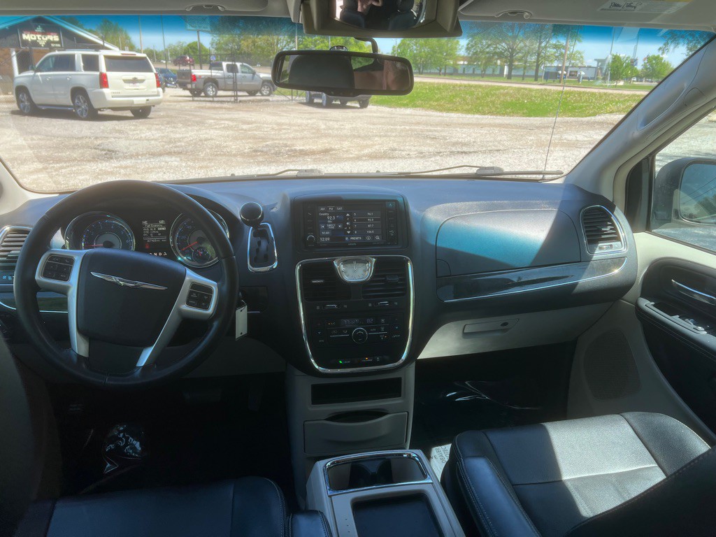 2016 Chrysler Town & Country Image 9