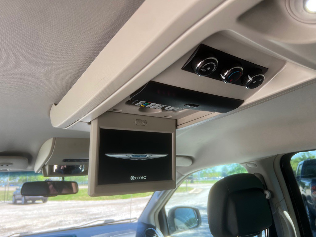 2016 Chrysler Town & Country Image 10