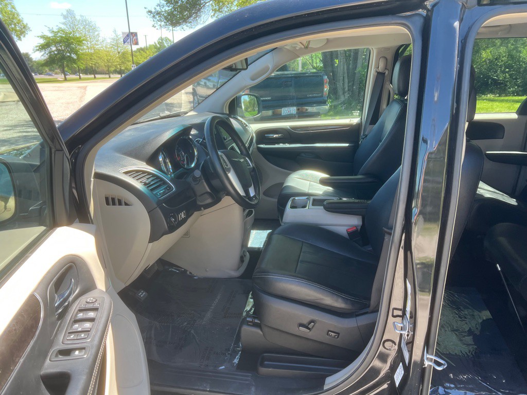 2016 Chrysler Town & Country Image 11