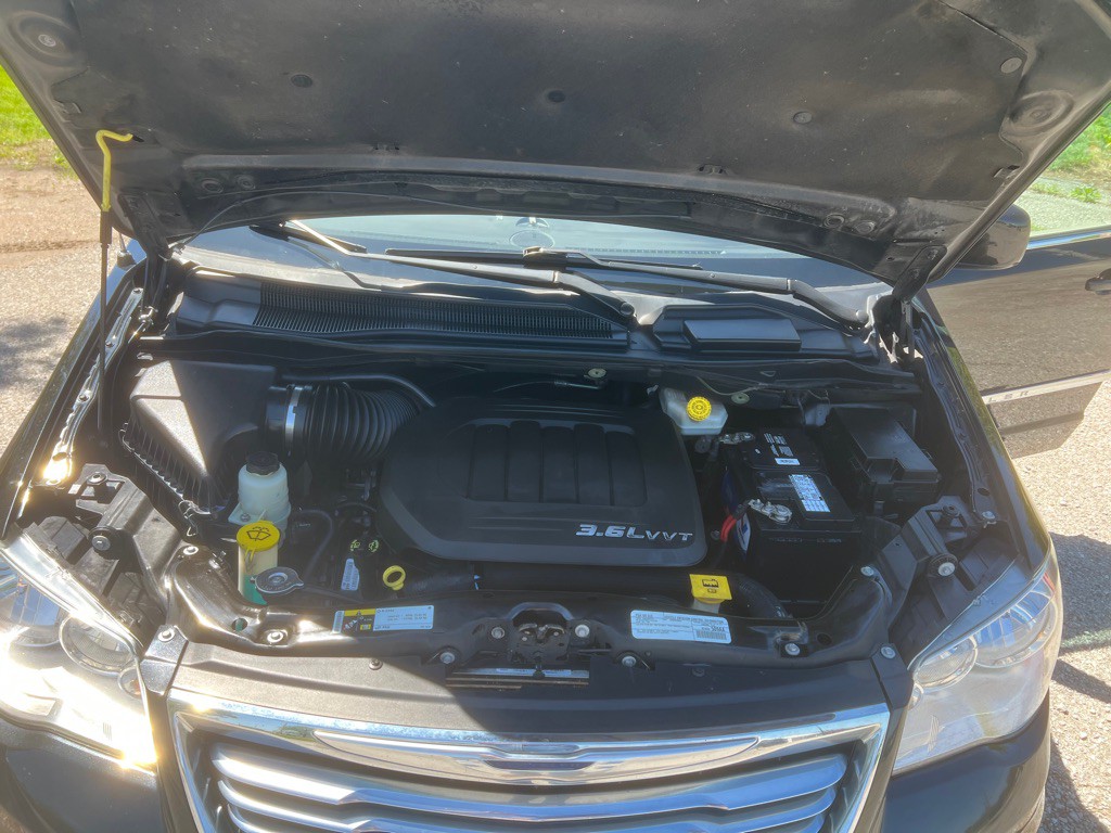 2016 Chrysler Town & Country Image 13