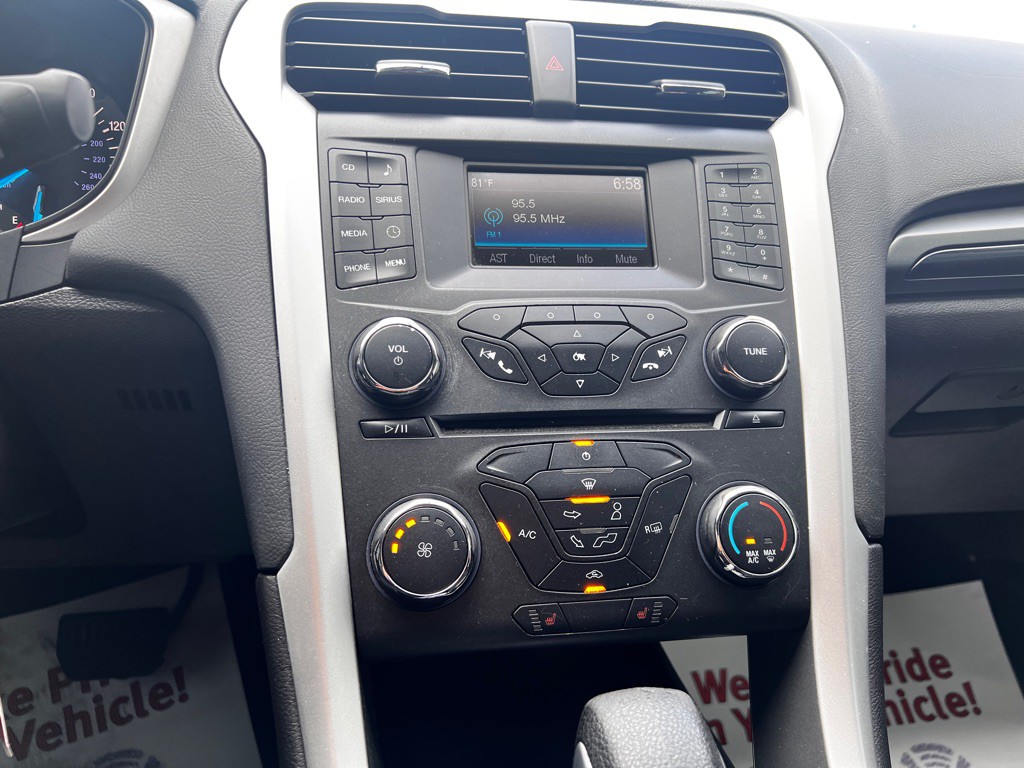 2016 Ford Fusion Image 19