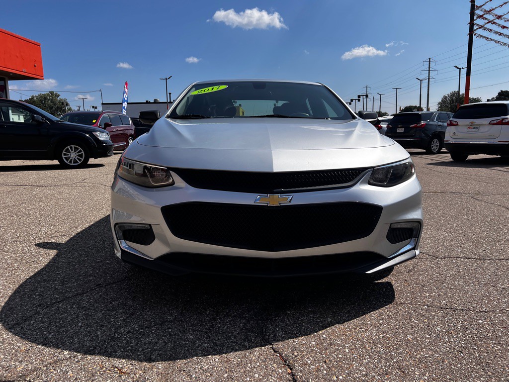 2017 Chevrolet Malibu Image 2