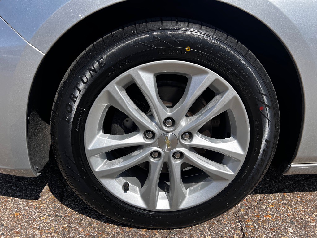 2017 Chevrolet Malibu Image 14