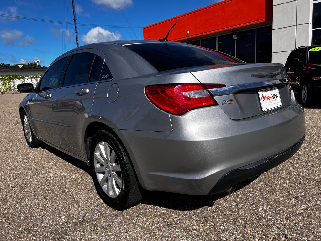 2014 Chrysler 200 Image 8