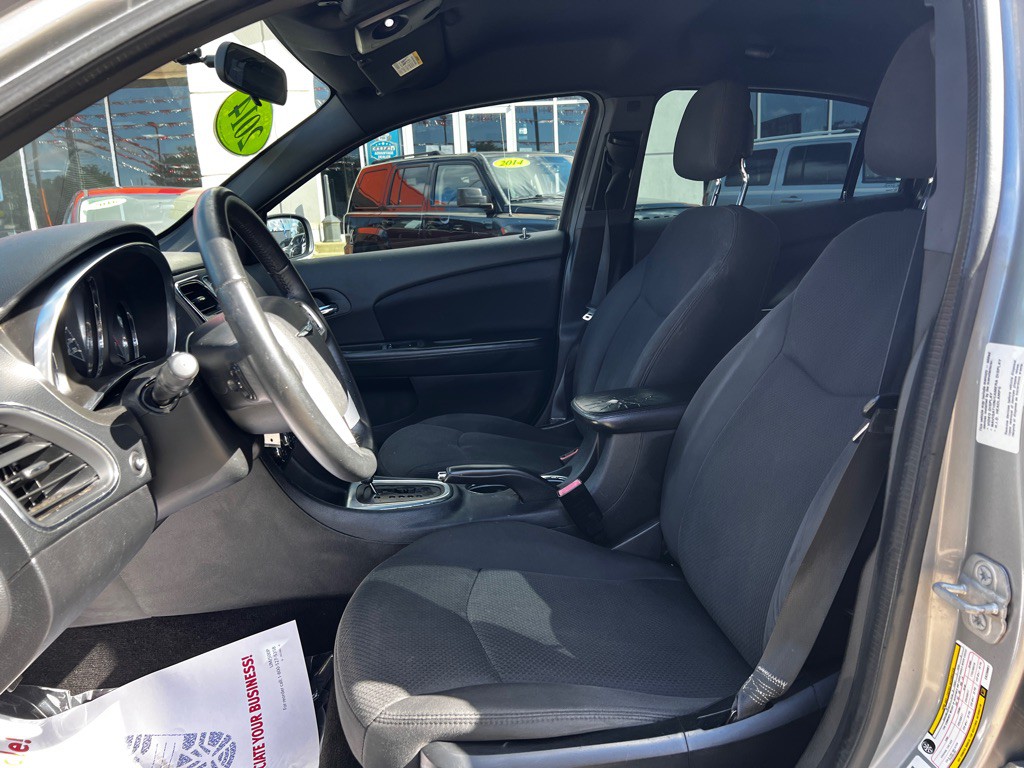 2014 Chrysler 200 Image 10