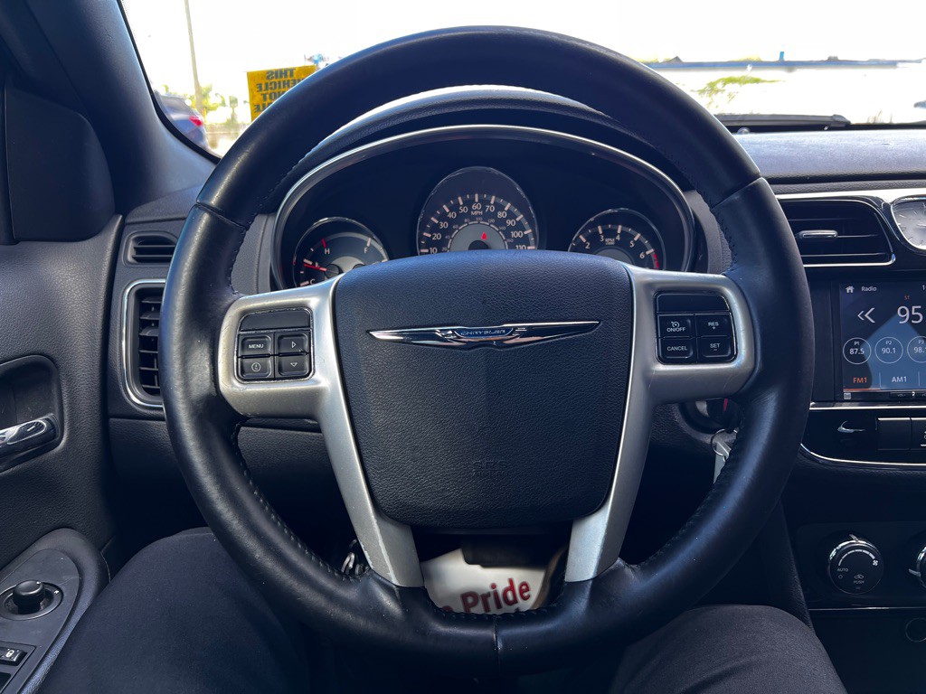 2014 Chrysler 200 Image 17